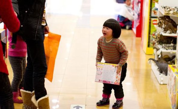 孩子撒泼哭闹家长如何正面管教,孩子撒泼耍赖家长怎么办
