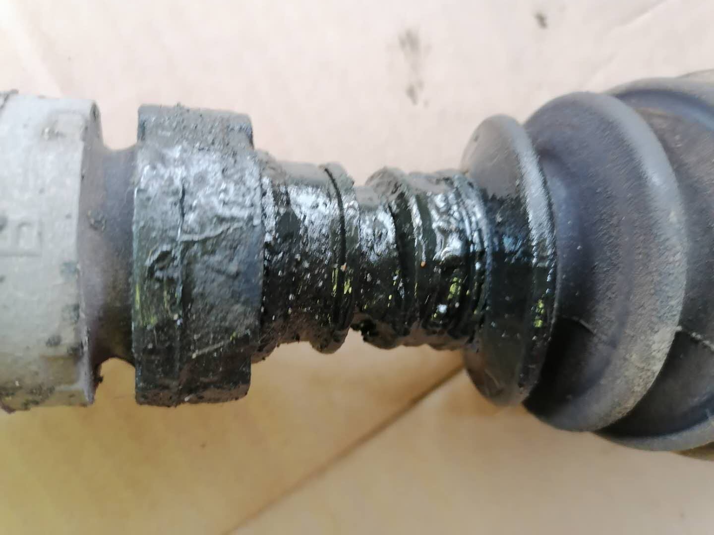 奇骏半轴球笼漏油的后果,奇骏半轴球笼坏了