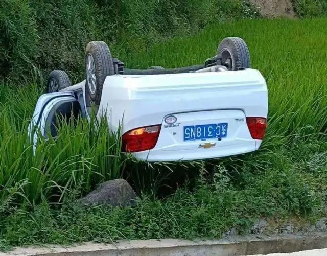 陡坡起步，先松离合还是先松手刹？顺序一旦弄错有车毁人亡的危险