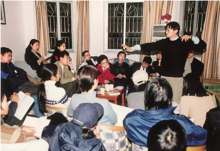 中国首富马云的近况,马云摆地摊养活翻译社