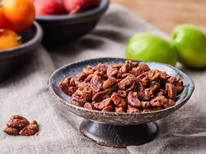 椒盐山核桃仁,核桃仁咸香酥脆的家庭做法