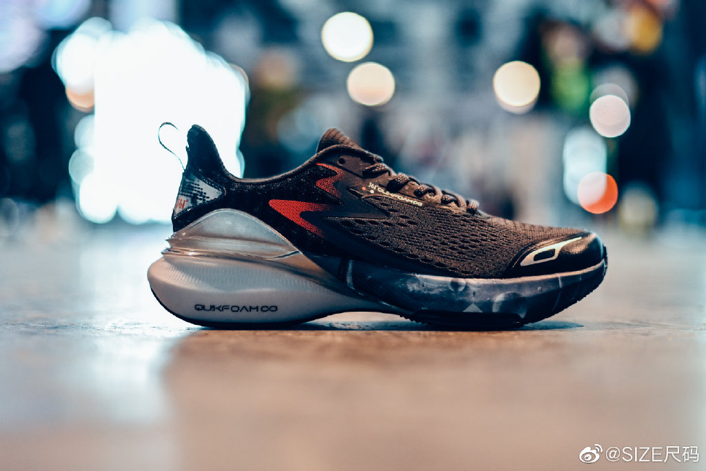 安踏韦德战靴,安踏碳板跑鞋第几代更帅