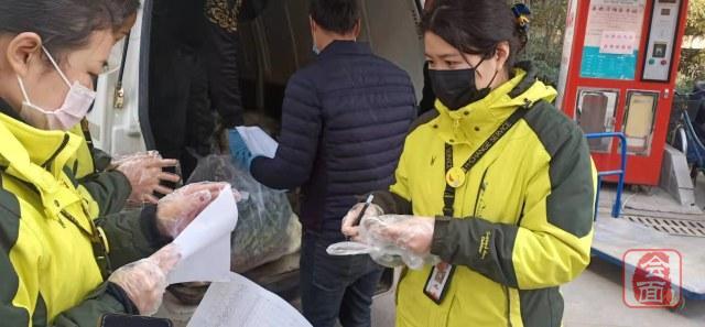 刘寨街道：定时定点配送！保障“米袋子”“菜篮子”充足