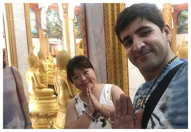 中国姑娘邂逅澳洲小伙，对方送30万奢侈品，买500平豪宅当婚房