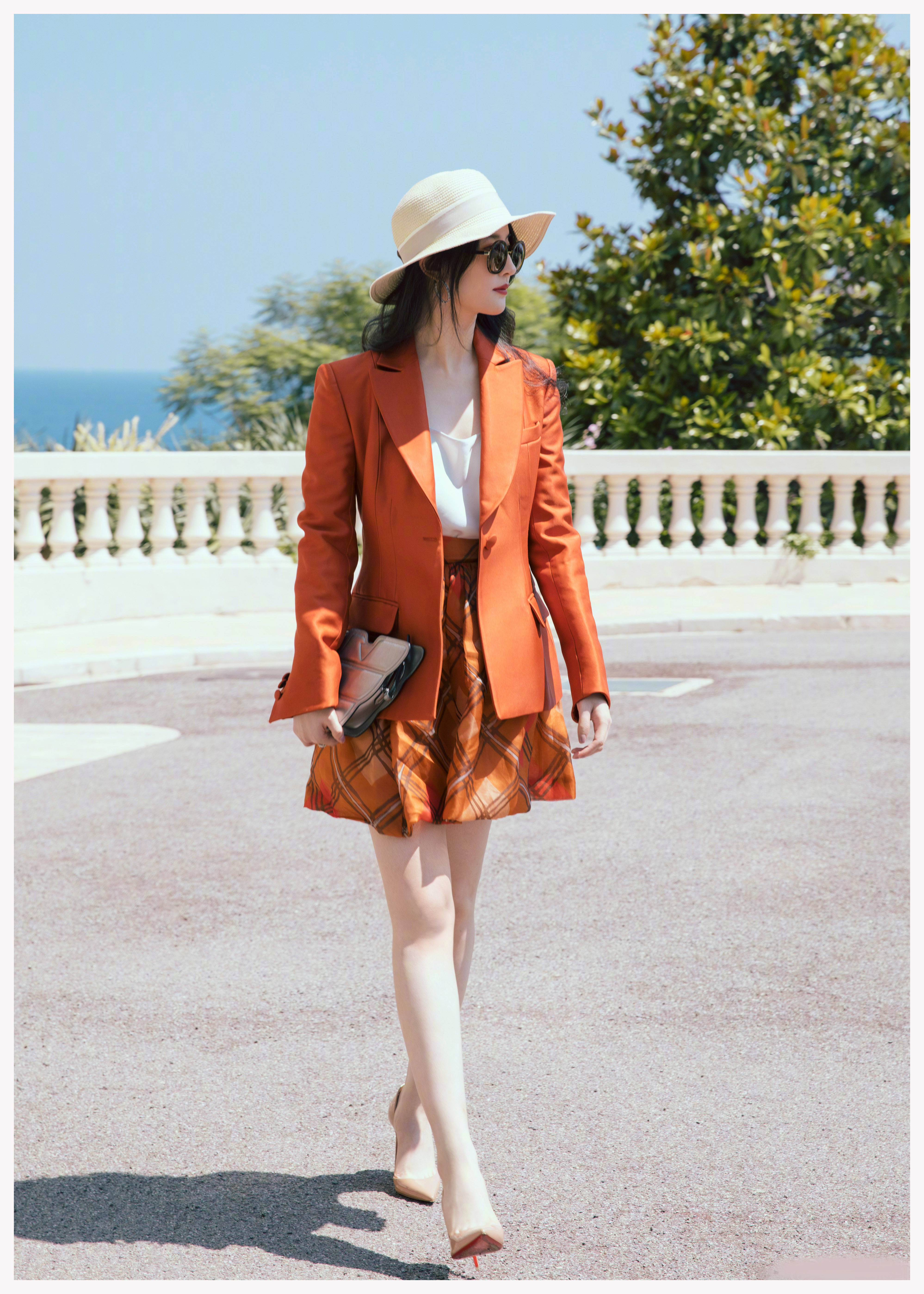 刘亦菲没“料”秀性感，缕空裙配初恋脸，胸小玩性感才更仙气