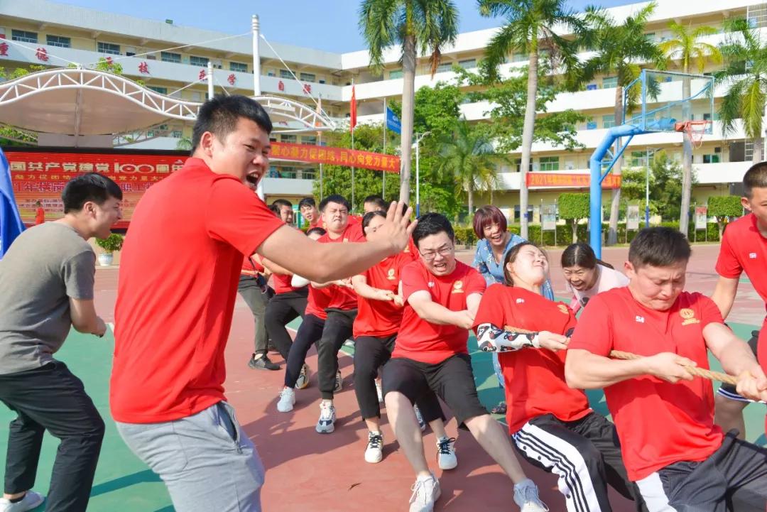 “老师,你拔河的样子真美!”“谁拍的赶紧撤!!!”