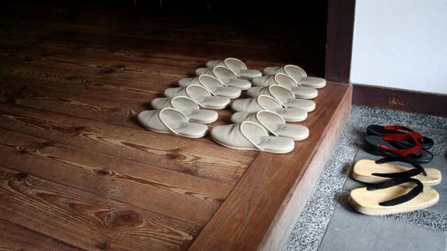 在日本进屋被要求拖鞋，中国游客：我脚臭熏人，日本人假装闻不到