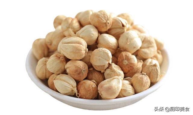 草蔻肉蔻白蔻豆蔻是同一种香料吗,肉蔻草蔻白蔻用法有什么不同