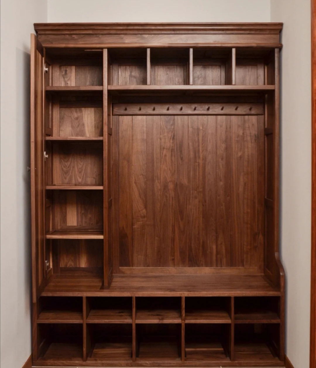 黑胡桃木和金丝胡桃木哪种家具好 (黑胡桃木家具适合什么样子的风格)