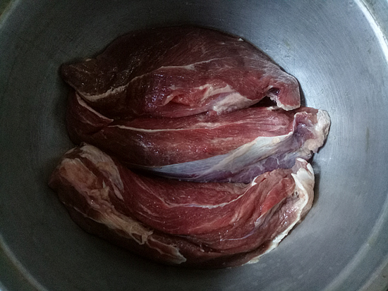 老师傅教你卤牛肉，掌握3招，牛肉不散不干，筋道弹牙，百吃不厌