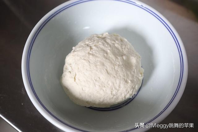 1块面擀一擀，空心烙饼鼓囊囊，夹上烤肉真叫香，国庆假期就吃它