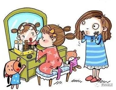 小孩化妆的时候臭美,小女孩穿高跟鞋还化妆