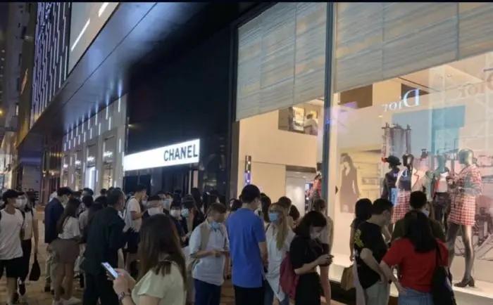 香奈儿涨价各个品牌反应,香奈儿涨价前上海排队