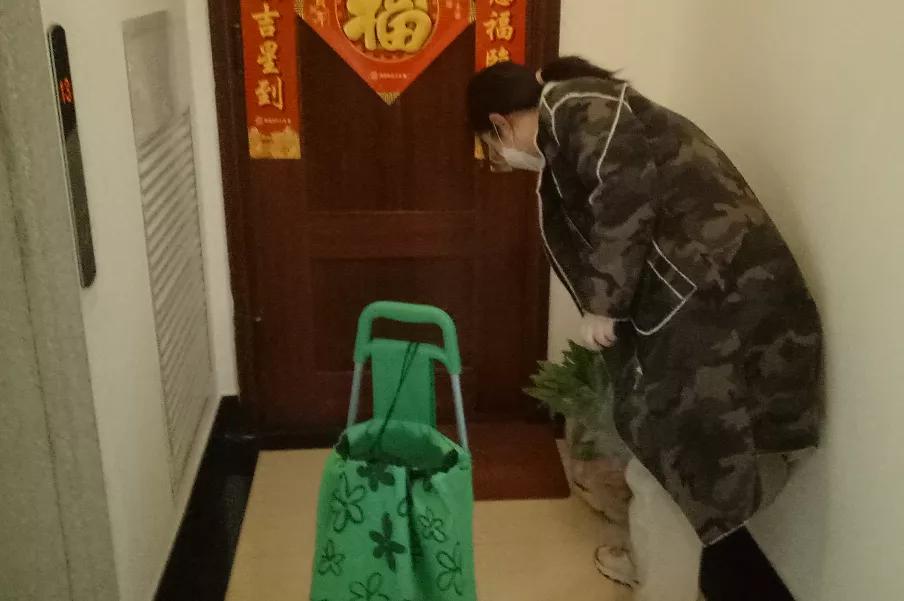 疫情防控期间社工用行动“扛起”责任