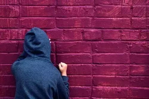 12岁孩子自卑爱哭心理脆弱想自残,8岁自残孩子心理