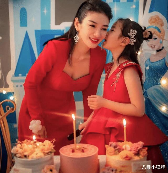 黄奕晒和黄芊玲合照,黄奕携女儿黄芊玲亲子装