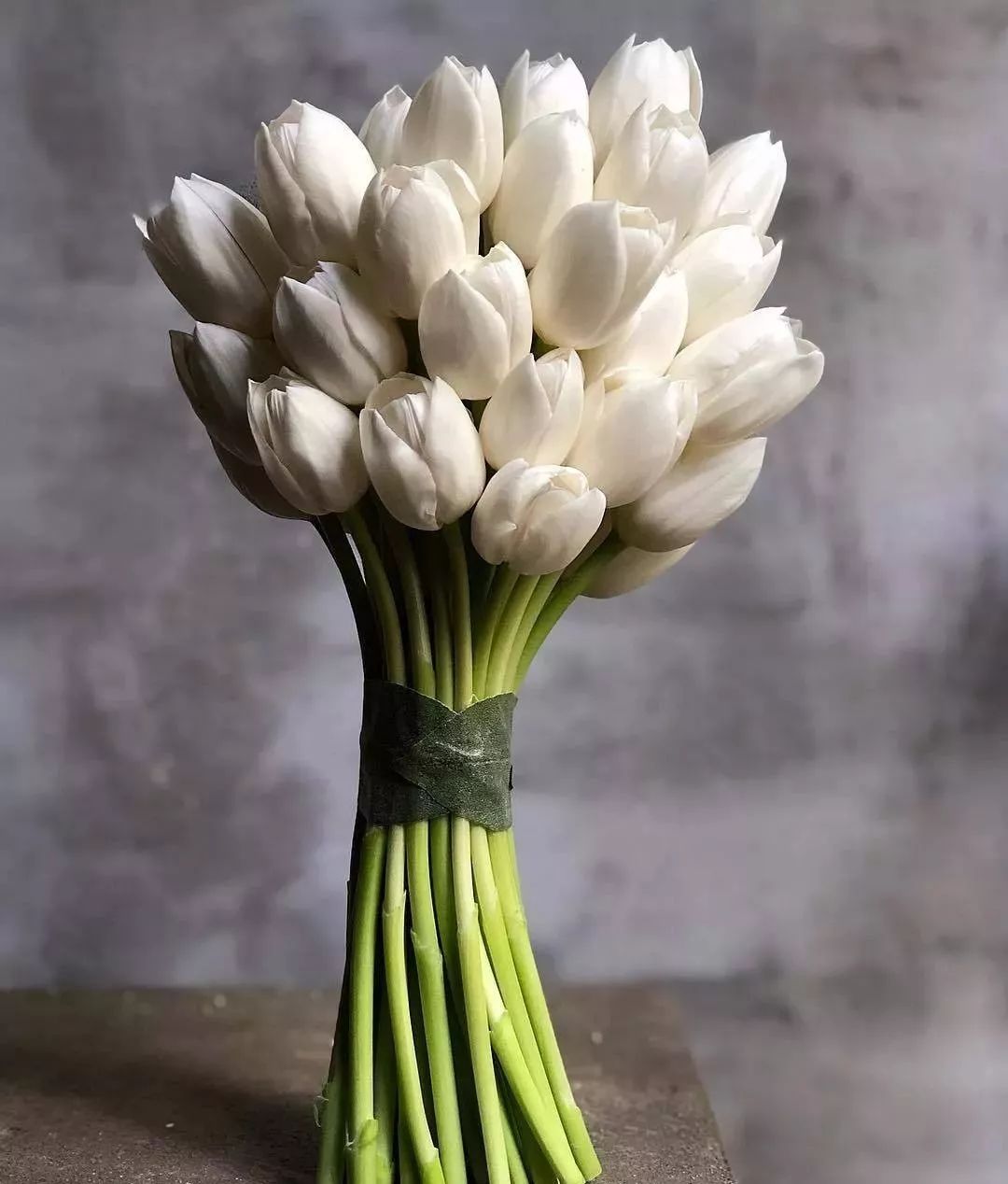 鲜花店日常换水整理花材,花要不要经常换水