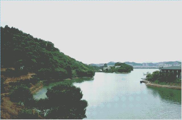 为钓鱼建房子,为了钓鱼在河边盖了房子