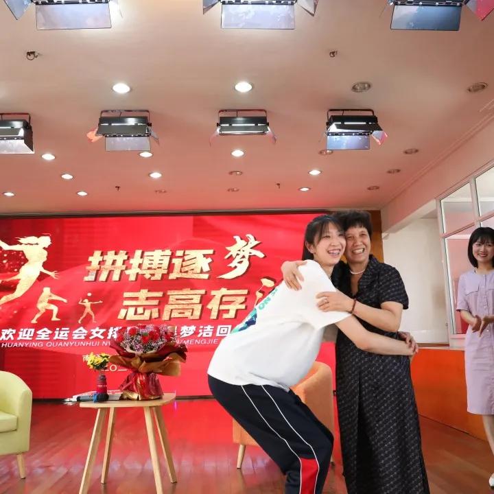 川港小学吴梦洁,川港小学吴梦洁回母校