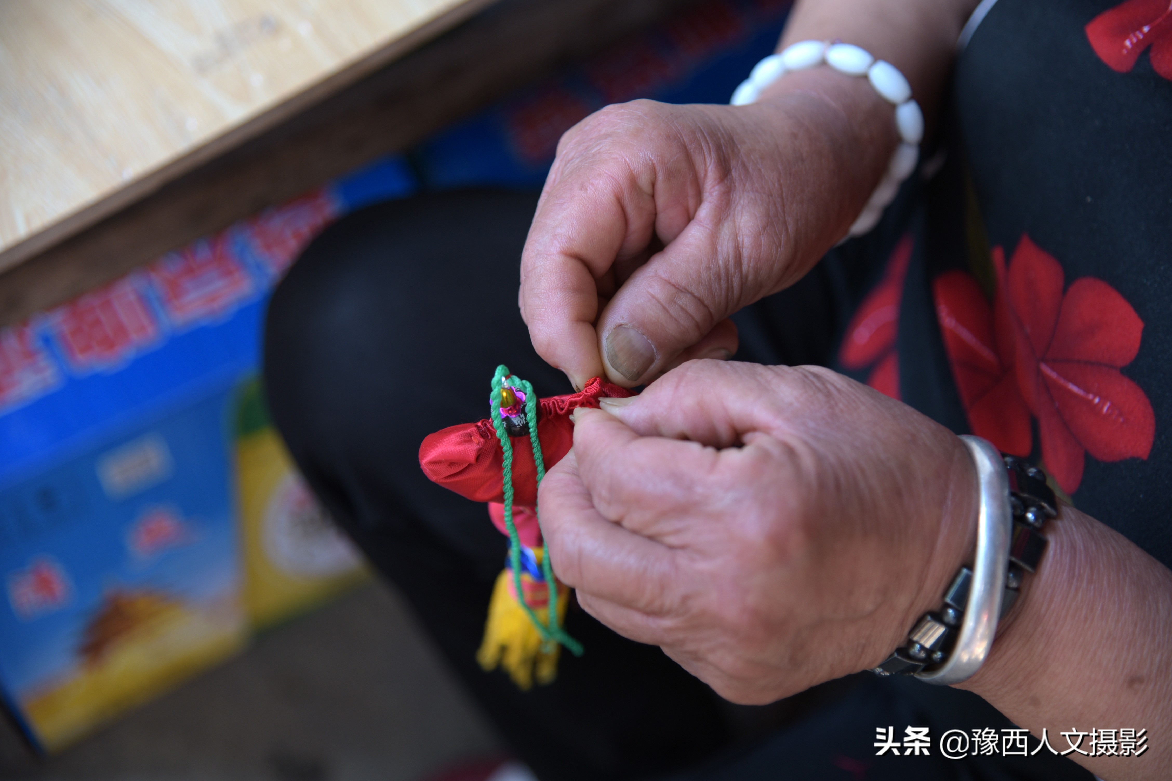山乡大娘打手灯做缝纫，12块布头缝制传统香包，一年卖不够800元
