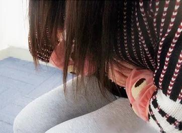 用艾灸凳艾灸的好处,女人每天坚持艾灸脚心好处