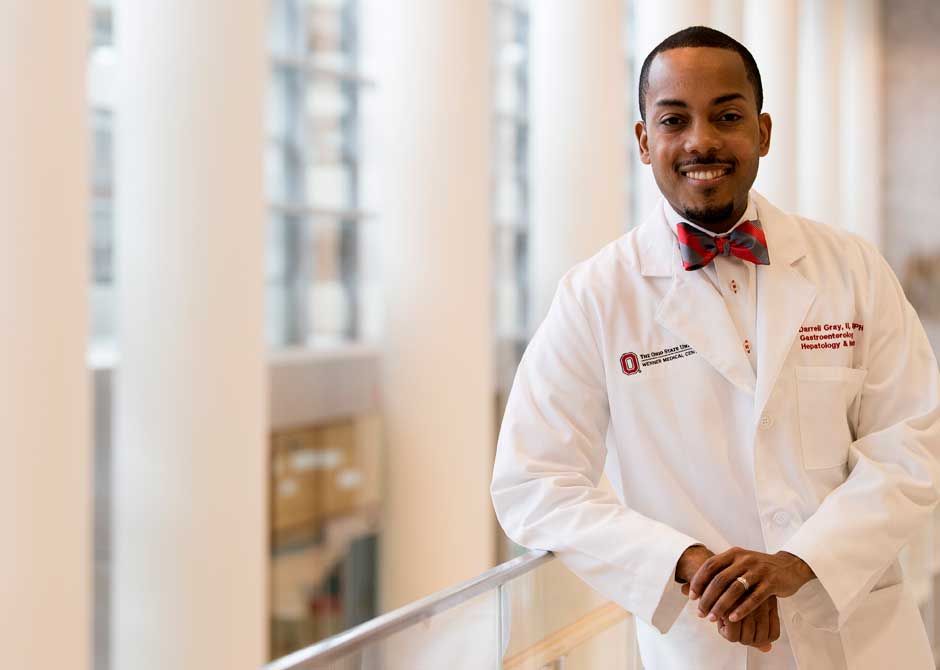 为什么旅行会容易便秘？美国医学专家建议：乘坐飞机时多喝水