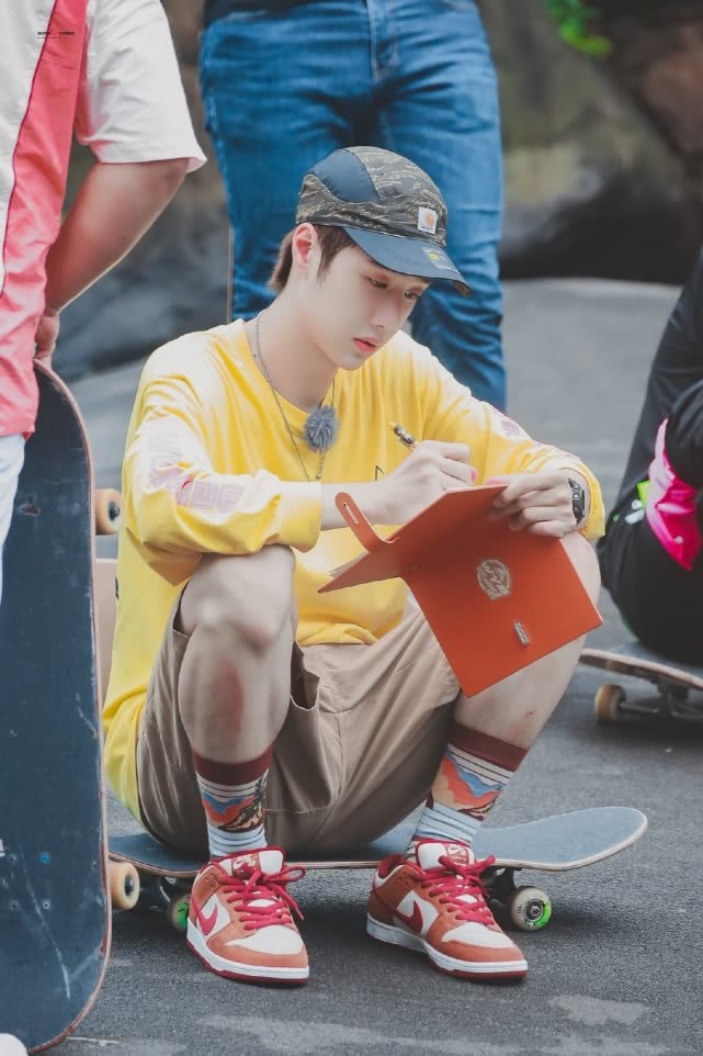 谁说王一博只是赛车男孩，除了摩托车和头盔，他还有个烧钱的爱好