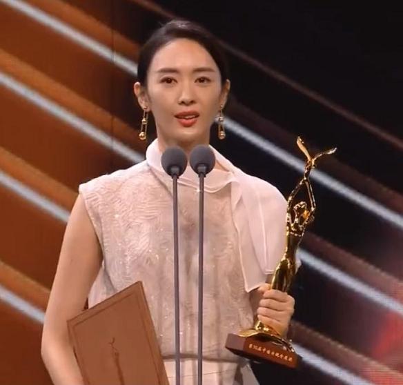 如果演员门槛低，那主持人就没门槛，金鹰节现暖心式提词器