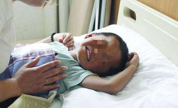 四岁孩子被蜜蜂咬了怎么处理,孩子被蜜蜂蜇妈妈在笑怎么办