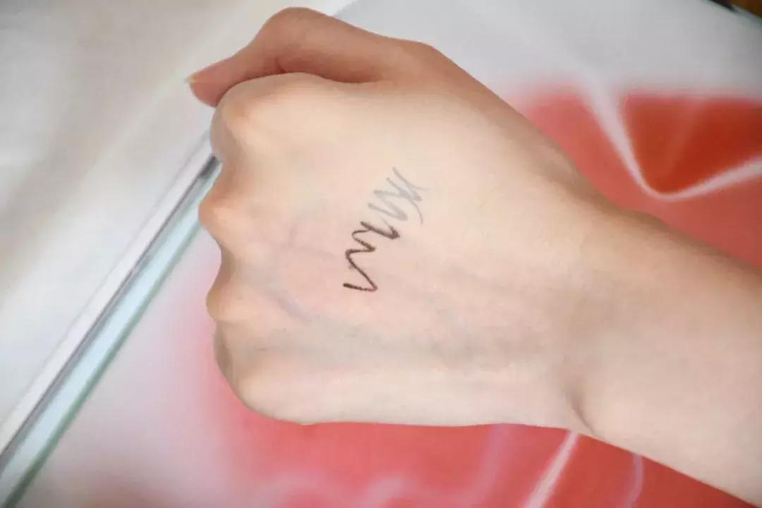 12小时不脱妆保湿提亮遮瑕,春夏妆容持久不脱妆的秘密