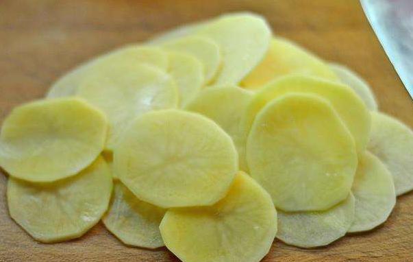 爱吃薯片可乐不能怪自己,炸土豆薯片外脆内酥