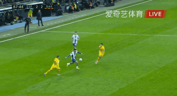 武磊,历史上首位攻破巴萨球门的中国球员。网友:全村的骄傲