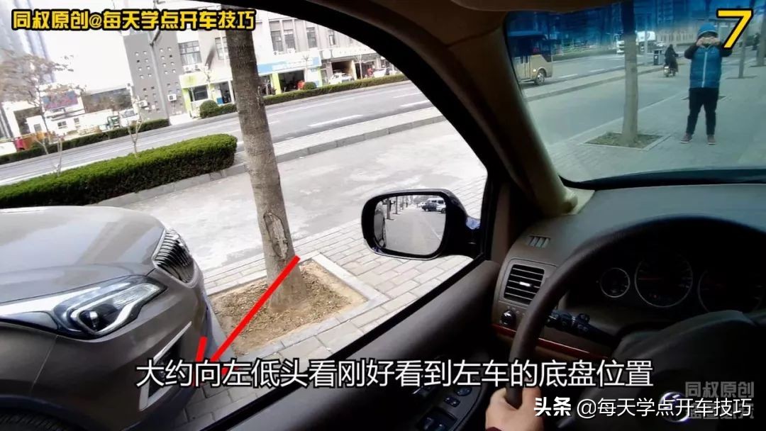 停车场单行道倒车入库技巧视频,路边车位倒车入右库绝招简单又快