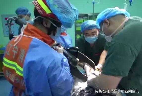 男子手臂被卷入机器生命垂危,男子突发意外被钢筋贯穿