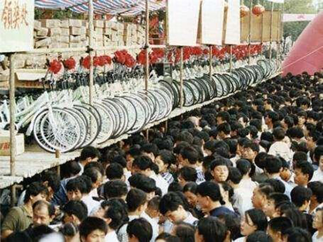 90年代掀起全民抓奖狂潮,90年代抓彩票现场