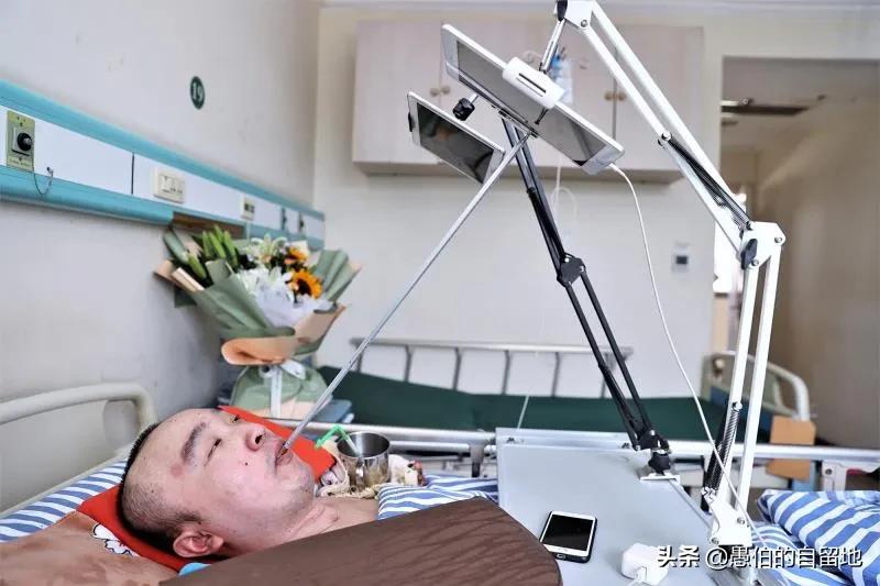 网友：你用嘴巴叼着触控笔打字那么累，为何不使用语音功能？