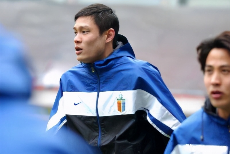 上海上港与上海申花球迷打架后续,赛后上港与申花队员握手