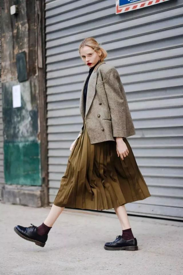 西装配裙子适合哪种发型,中长西装配什么裙子好看