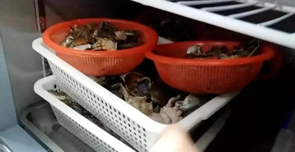 网红餐厅被爆隔夜死蟹,网红餐厅死蟹