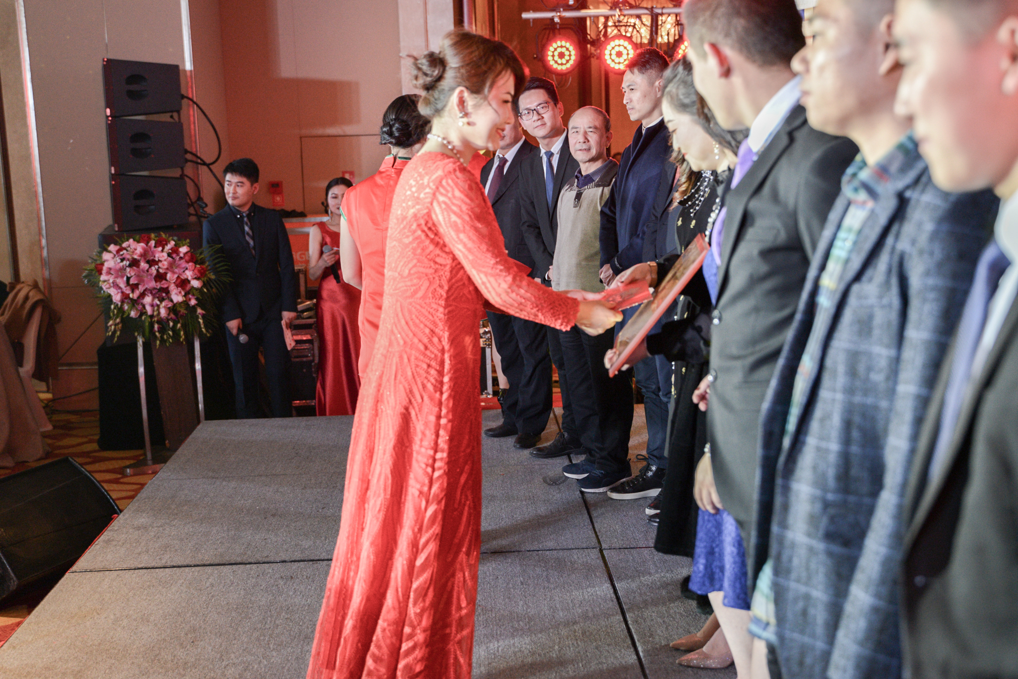 超越蝶变拜年视频,超越蝶变升华主持稿