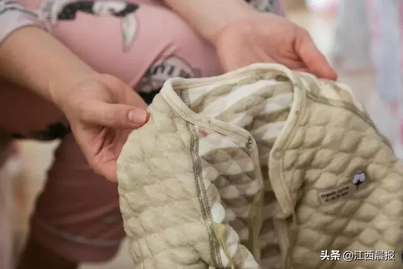 长沙妈妈花了2万多块在月子中心:孩子遭罪,大人糟心!月嫂还将鼻血弄在孩子身上