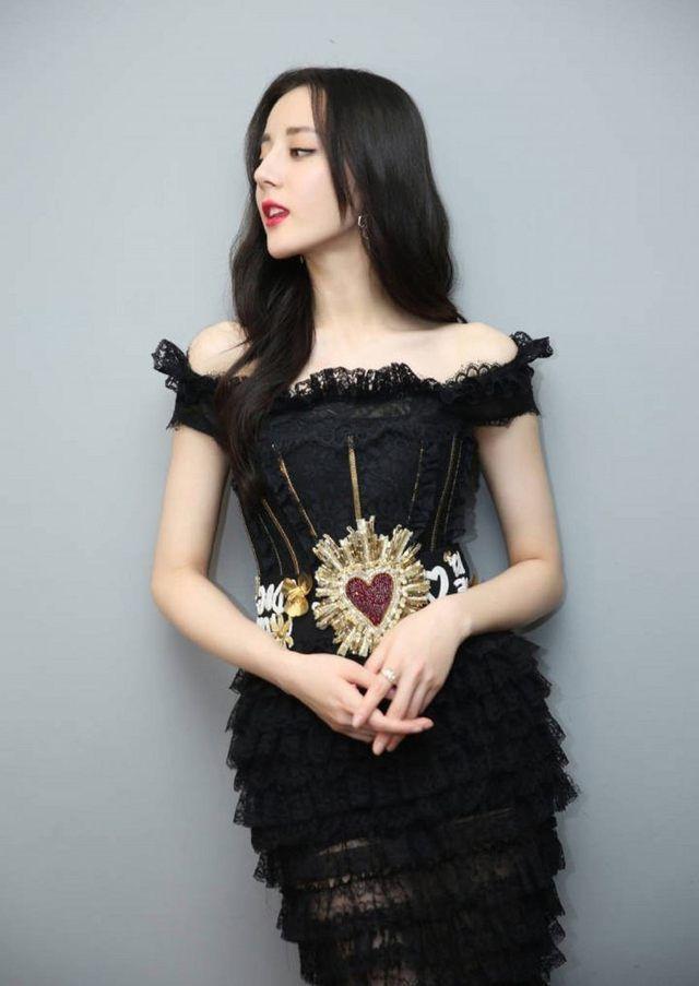 迪丽热巴穿礼服出席活动,迪丽热巴穿礼服散气场