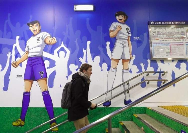 《足球小将》主题车站现身东京，西班牙足球巨星伊涅斯塔亲自揭幕