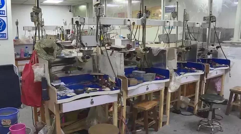 卡地亚纪梵希香奈儿,房间里堆满化妆品