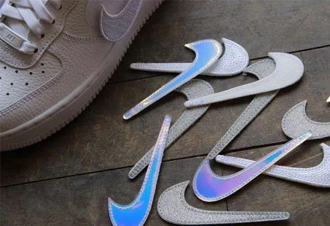 有许多配件的球鞋,如何让你的球鞋看起来更高级