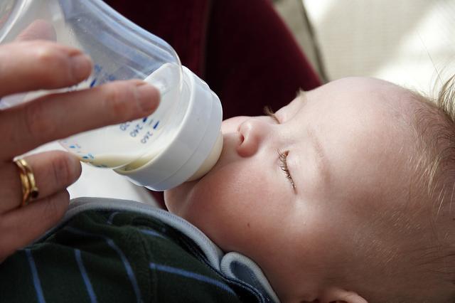 为什么宝宝喝奶喝得少睡觉也少,宝宝喝奶总剩一点怎么办