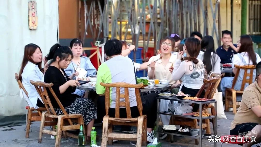 人山人海来吃肉，大哥小弟都说香