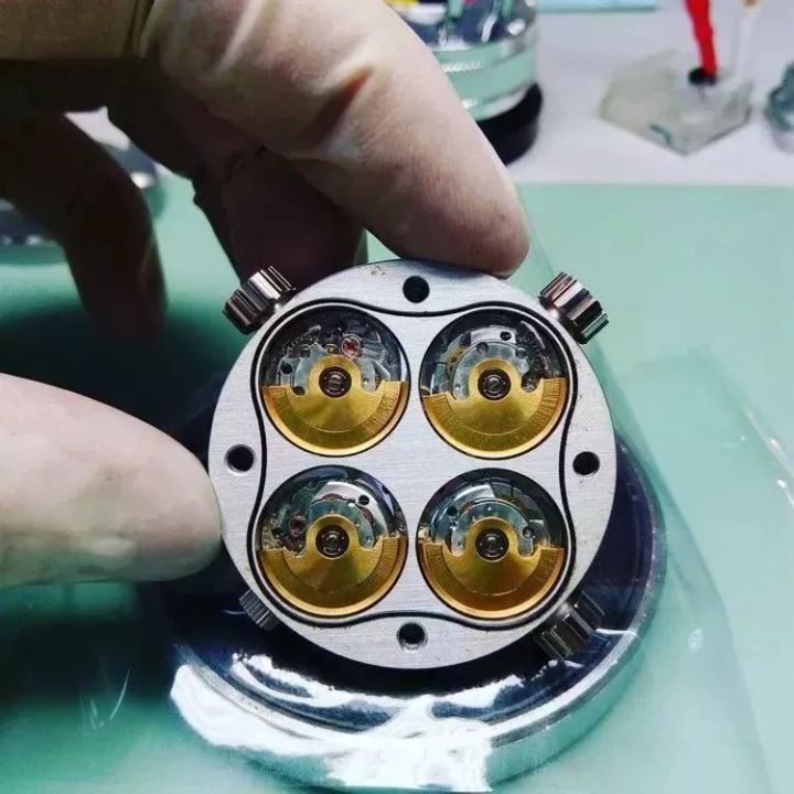 流浪地球里的人戴的什么表,流浪地球电影手表出现的片段