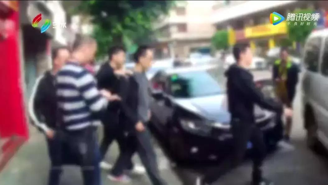 不要脸！大胆*狼色**偷看美女洗澡后竟然递来敲诈纸条