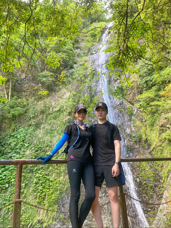周润发谭咏麟爬山视频,周润发带群星爬山视频